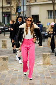 pink trousers, highwaist pants, black jacket, biker jacket, leather jacket, tortoise sunglasses, white tshirt, furry collar jacker, longhair, white pumps, white bag, bottega veneta bag, multiple bracelets, street style, jonathan paciullo, FW, frenchystyle, fashion week, AUTUMN WINTER 2022-2023, FALL WINTER 2022_2023, FW 22-23, PFW, PARIS, full length, vertical