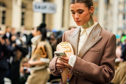 fendi bag, cream bag, logo bag, brown blazer, dual toned blazer, choker, golden choker, golden earrings, iphone, fashion week, frenchystyle, FW, jonathan paciullo, street style, PARIS, PFW, SPRING SUMMER 2022, SS 22, detail, atmosphere details, horizontal, zita d hauteville