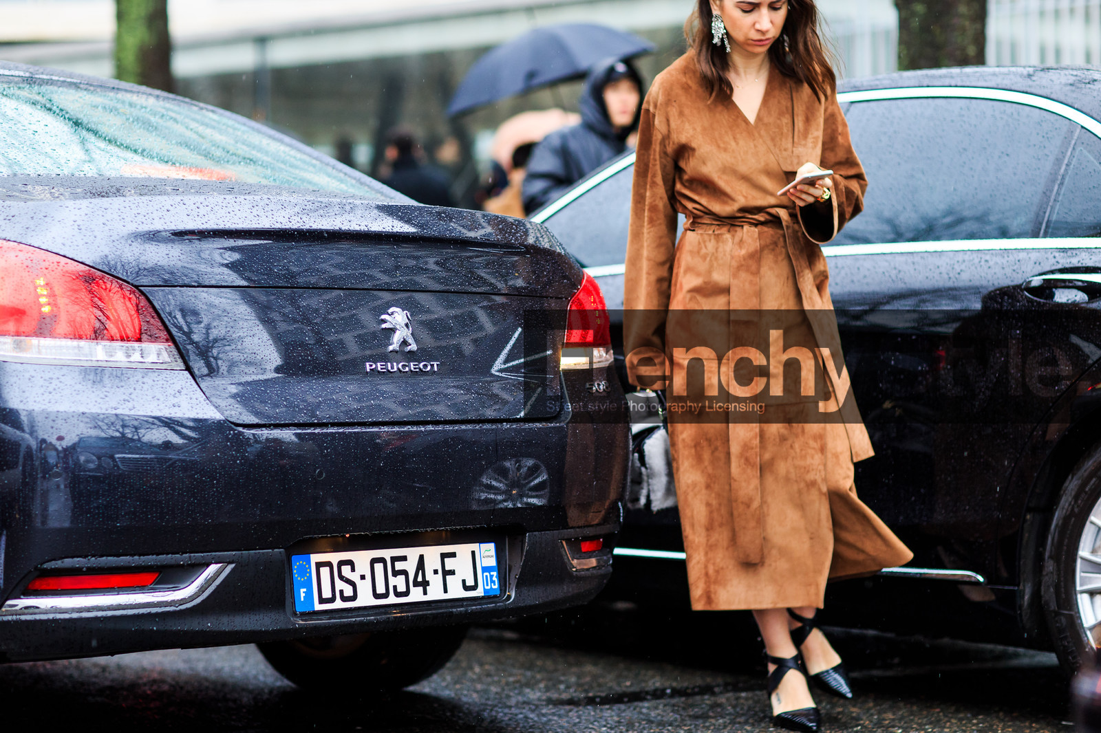 atmosphere details, AUTUMN WINTER 2016-2017, AW 16-17, belted coat, black shoes, brown coat, cartier, detail, FALL WINTER 2016-2017, fashion week, frenchystyle, fur bag, FW, FW 16-17, grey bag, grey fur, horizontal, jonathan paciullo, leather coat, leather shoes, loewe, natasha goldenberg, overcoat, panther ring, PARIS, PFW, street style, suede coat