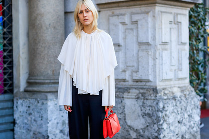 atmosphere details, AUTUMN WINTER 2017-2018, AW 17-18, black pants, detail, FALL WINTER 2017-2018, fashion week, frenchystyle, FW, FW 17-18, horizontal, jil sander, jonathan paciullo, leather bag, MFW, MILAN, red bag, street style, trousers, white shirt, wide pants