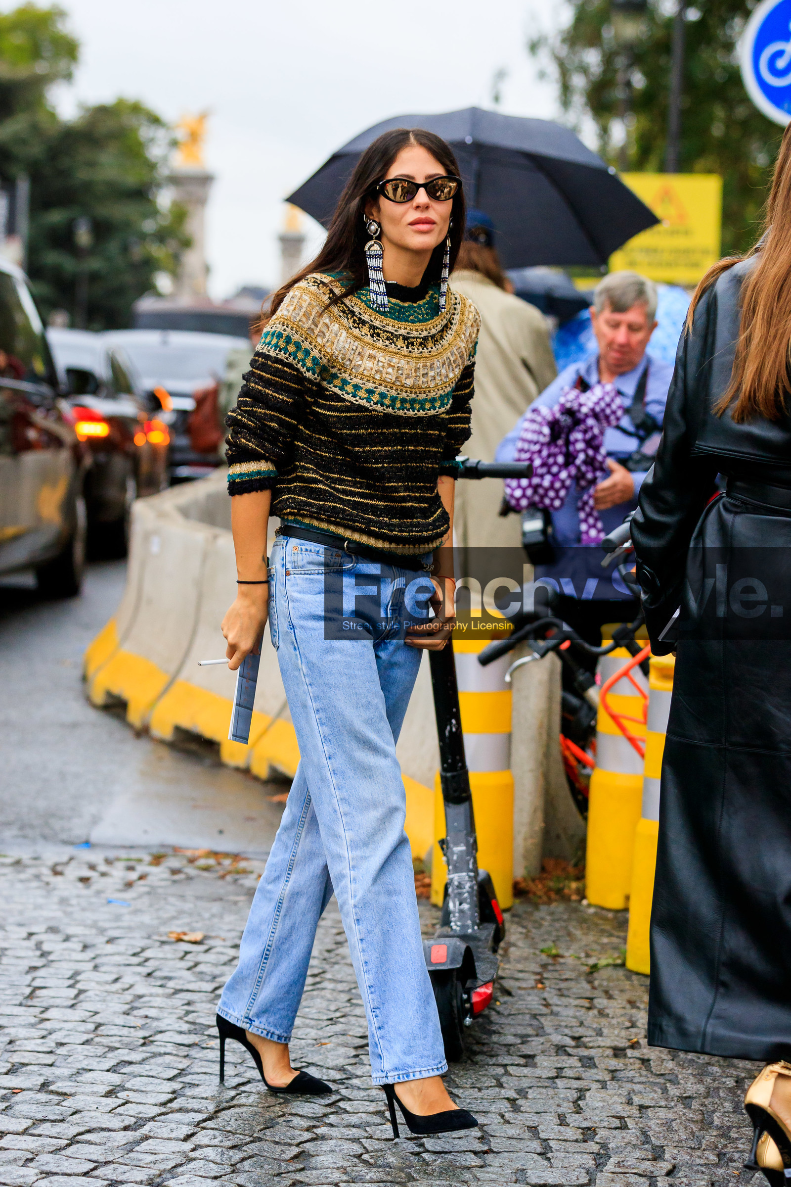 alessandra ambrosio, chanel belt, chanel pullover, chanel sunglasses, light blue jeans, levis jeans, black pullover, lurex pullover, golden pullover, mirror sunglasses, dangling earrings, pearl earrings, PARIS, PFW, SPRING SUMMER 2020, SS 20, fashion week, frenchystyle, FW, jonathan paciullo, street style, vertical, full length