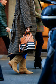 camel leather bag, beige coat, houndstooth printed coat, black leather bag, white leather bag, striped bag, loewe bag, fashion week, frenchystyle, FW, jonathan paciullo, street style, MFW, MILAN, AUTUMN WINTER 2020-2021, FALL WINTER 2020-2021, FW 20-21, vertical, atmosphere details, detail