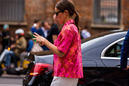 color, earrings, embross, fluo color, fluo pink, gold earrings, piercing, pink shirt, print, shirt, smartphone, sunglasses, texture, tortoise sunglasses, white pants, fashion week, frenchystyle, FW, jonathan paciullo, street style, SPRING SUMMER 2022, SS 22, MFW, MILAN, atmosphere details, horizontal