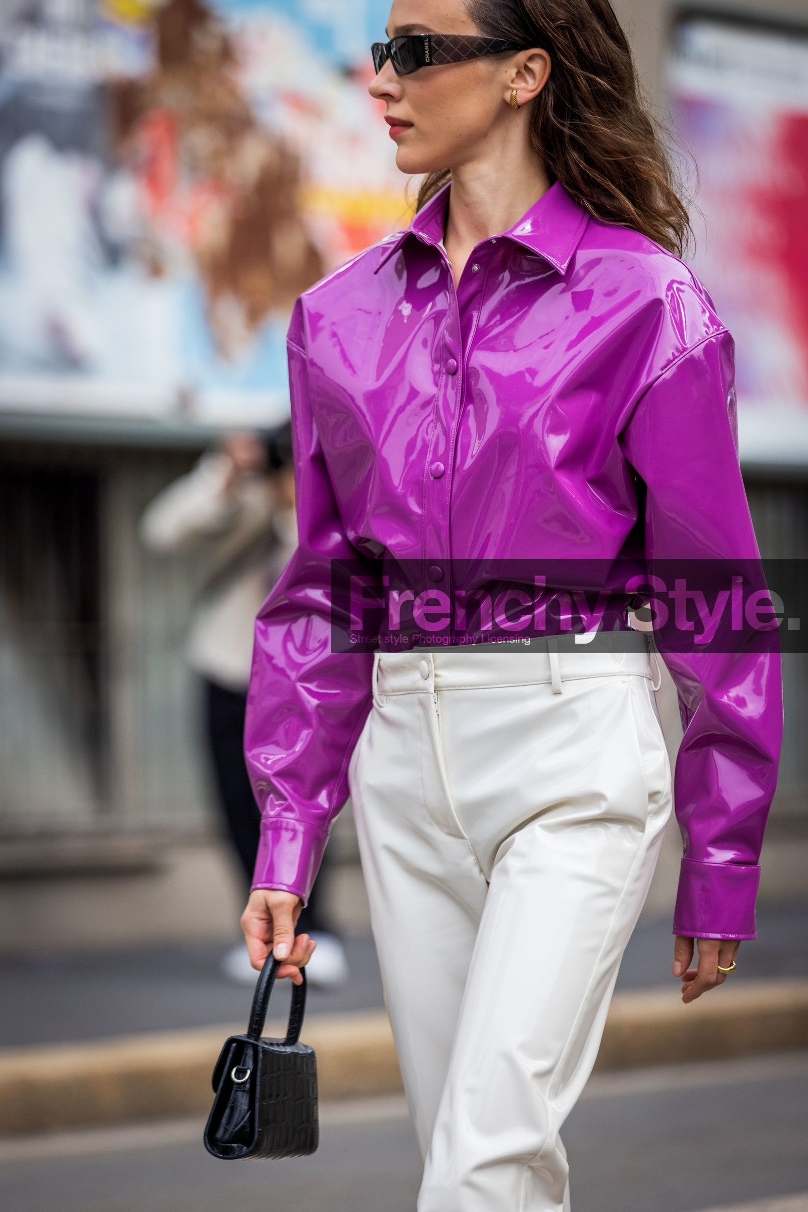 black bag, black sunglasses, color, fluo color, large pants, leather pants, Mary Leest, mini bag, purple shirt, shirt, sunglasses, vinyl shirt, white pants, croco bag, byfar bag, leather bag, fashion week, frenchystyle, FW, jonathan paciullo, street style, SPRING SUMMER 2022, SS 22, MFW, MILAN, vertical, atmosphere details