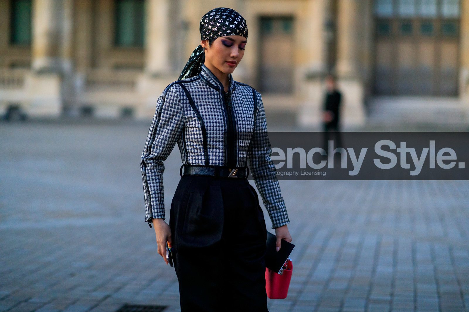 hair scarf, black scarf, black jacket, black bermuda shorts, black leather belt, golden scarf, monogrammed scarf, houndstooth printed jacket, white jacket, pink leather bag, hand bag, zipped jacket, louis vuitton bag, louis vuitton jacket, louis vuitton belt, louis vuitton scarf, fashion week, frenchystyle, FW, jonathan paciullo, street style, PFW, PARIS, horizontal, atmosphere details, detail