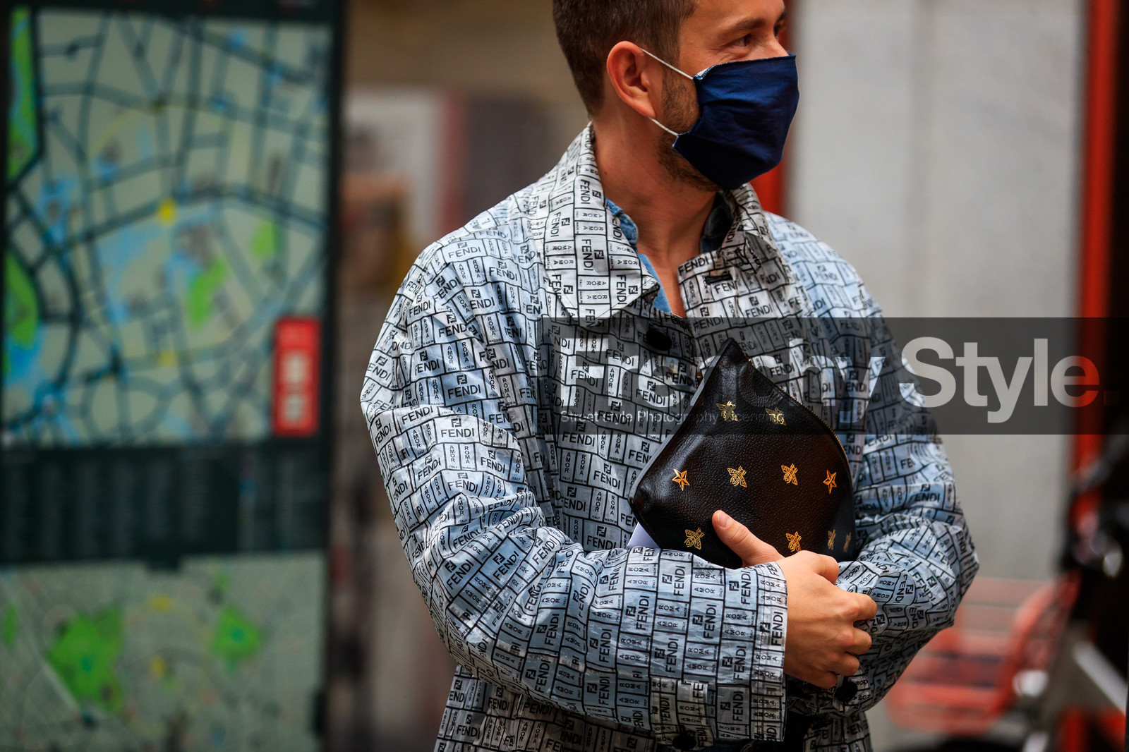 close up detail, fendi jacket, fendi trenchcoat, monogrammed jacket, monogrammed trench coat, logo all over, logo printed jacket, light grey jacket, light grey trench coat, black leather clutch, dior bag, covid face mask, street style, jonathan paciullo, FW, frenchystyle, fashion week, MFW, MILAN, SPRING SUMMER 2021, SS 21, horizontal, atmosphere details, detail