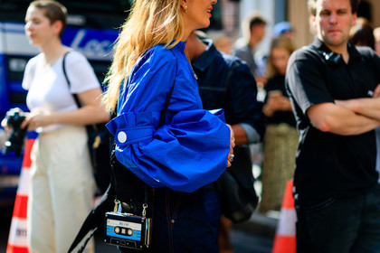 atmosphere details, black bag, blue shirt, denim pants, detail, fashion week, frenchystyle, FW, horizontal, jeans, jonathan paciullo, leather bag, mini bag, oversize, PARIS, PFW, printed bag, SPRING SUMMER 2017, SS 17, street style, trousers