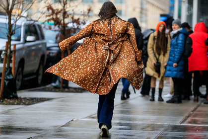 animal printed trenchcoat, burberry trench coat, camel trenchcoat, back details, polka dots trenchcoat, fashion week, frenchystyle, FW, jonathan paciullo, street style, AUTUMN WINTER 2020-2021, FALL WINTER 2020-2021, FW 20-21, horizontal, atmosphere details, full length, NYFW, NEW YORK