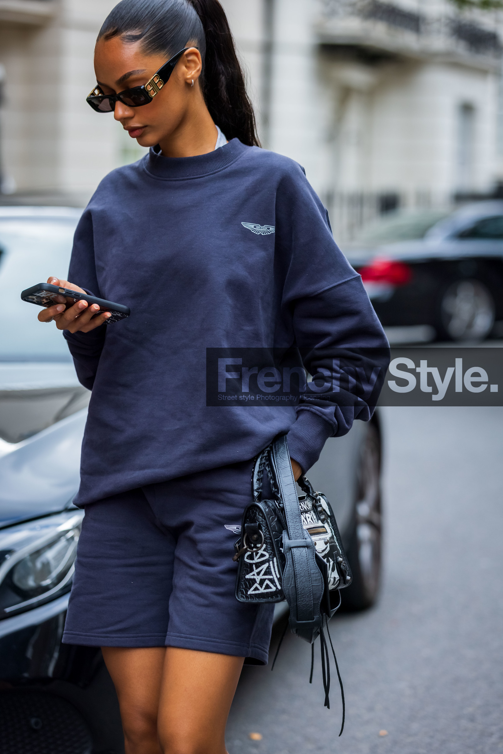 Jamila Stand, sporty, black, shorts, sunglasses, balenciaga, leather, sweatshirt, fashion week, frenchystyle, FW, jonathan paciullo, street style, SS 22, SPRING SUMMER 2022, LFW, LONDON, vertical, atmosphere details, detail