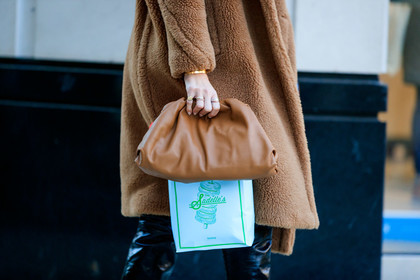 camel leather clutch, camel leather bag, camel coat, fur coat, bottega veneta bag, cartier bracelet, multi rings, golden rings, diamond ring, close up detail, bag detail, fashion week, frenchystyle, FW, jonathan paciullo, street style, FALL WINTER 2020-2021, AUTUMN WINTER 2020-2021, FW 20-21, horizontal, atmosphere details, detail, NYFW, NEW YORK