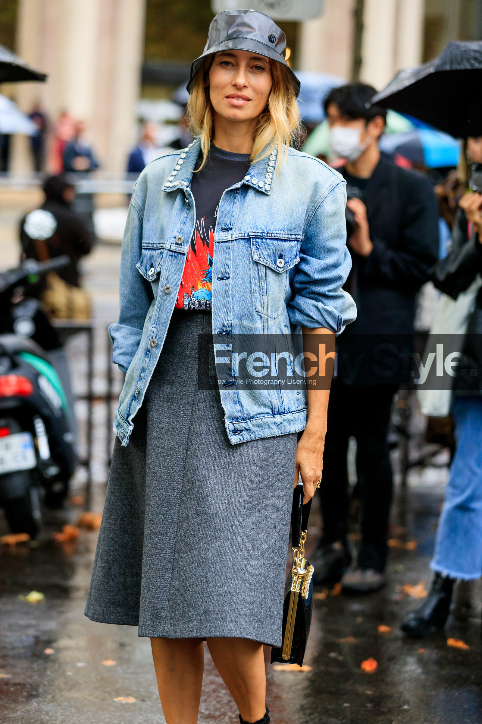 alexandra golovanoff, black hat, maison michel hat, light blue jacket, denim, denim jacket, strassed jacket, grey skirt, miu miu jacket, sharp end shoes, mid long skirt, grey t-shirt, printed t-shirt, PARIS, PFW, SPRING SUMMER 2020, SS 20, fashion week, frenchystyle, FW, jonathan paciullo, street style, vertical, atmosphere details, detail