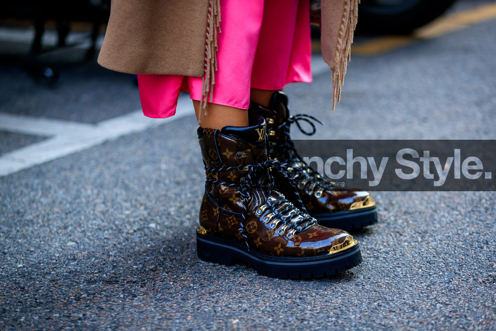 brown boots, fuschia, leather shoes, louis vuitton, monogram, pink skirt, printed shoes, fashion week, frenchystyle, FW, jonathan paciullo, street style, MFW, MILAN, SPRING SUMMER 2019, SS 19, atmosphere details, horizontal, detail