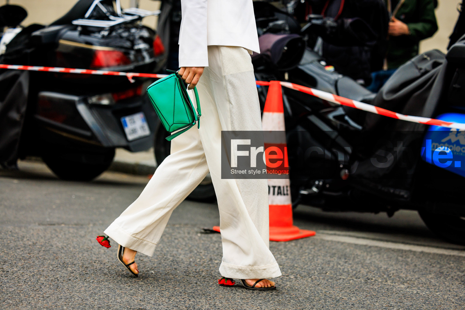 details, white suit, loewe bag, mini bag, green bag, loewe sandals, black sandals, loewe shoes, black heels, caro daur, street style, jonathan paciullo, FW, frenchystyle, fashion week, AUTUMN WINTER 2022-2023, FALL WINTER 2022_2023, FW 22-23, PFW, PARIS, horizontal, atmosphere details, detail