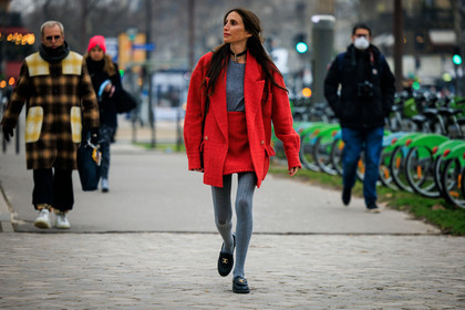 black choker, chanel, tweed set, tweed jacket, tweed skirt, mini skirt, red skirt, red jacket, grey tshirt, grey stockings, knitted stockings, black loafers, chanel loafers, black handbag, smoky eyes, long hair, fashion week, frenchystyle, FW, jonathan paciullo, street style, PARIS, PFW, SPRING SUMMER 2022, SS 22, full length, chloe loulou de saison