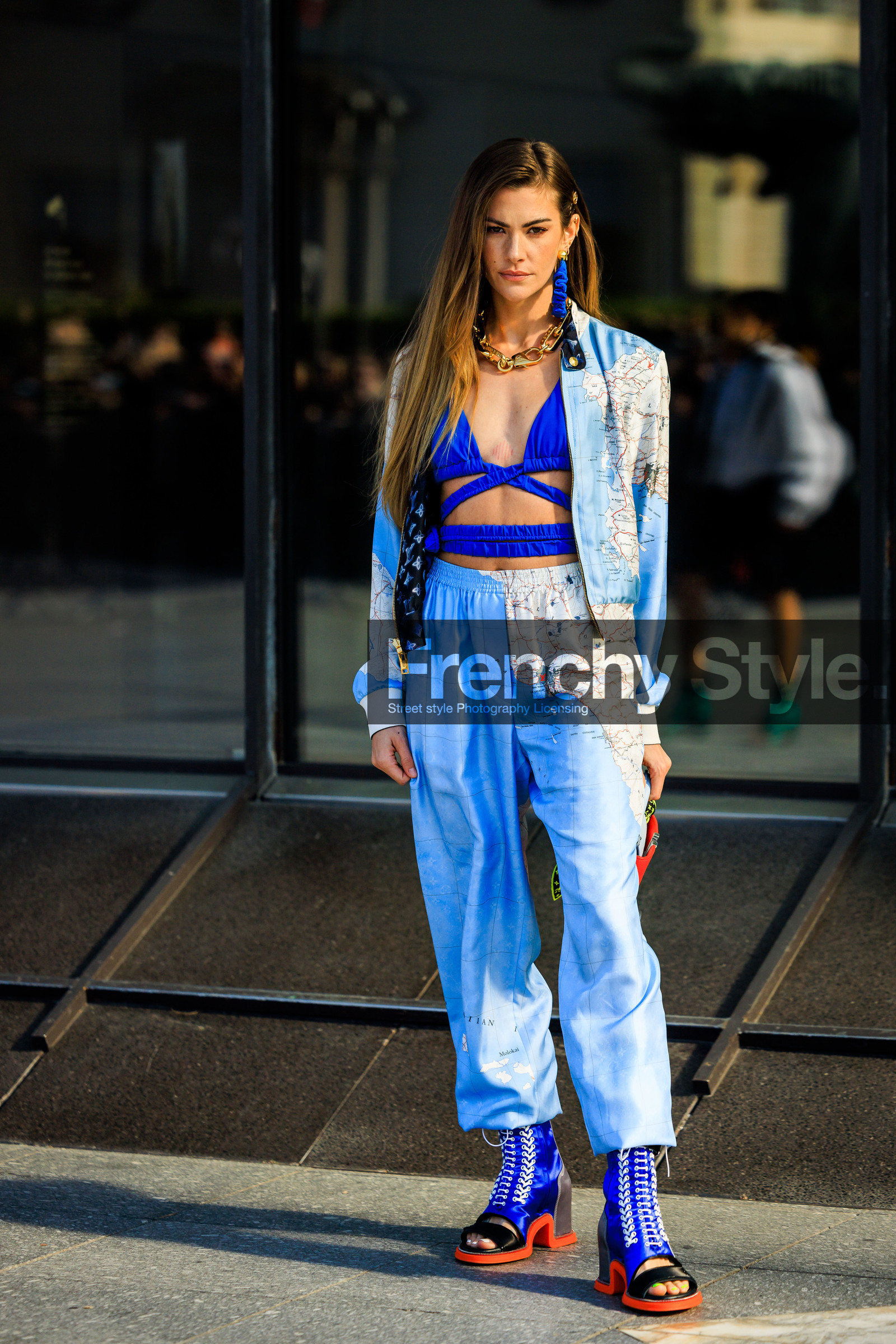 louis vuitton, printe jacket, pastel blue jacket, blue earrings, golden chain, golden necklaces, blue bra top, cut out top, printed trousers, louis vuitton shoes, pastel blue trousers, clara berry, street style, jonathan paciullo, FW, frenchystyle, fashion week, AUTUMN WINTER 2022-2023, FALL WINTER 2022_2023, FW 22-23, PFW, PARIS, full length, vertical