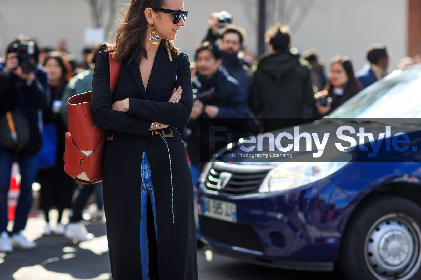 atmosphere details, AUTUMN WINTER 2016-2017, AW 16-17, black coat, blue denim, céline, denim pants, detail, earrings, FALL WINTER 2016-2017, fashion week, frenchystyle, FW, FW 16-17, golden jewelry, horizontal, jeans, jonathan paciullo, leather bag, natasha goldenberg, overcoat, PARIS, PFW, red bag, street style, sunglasses, trousers