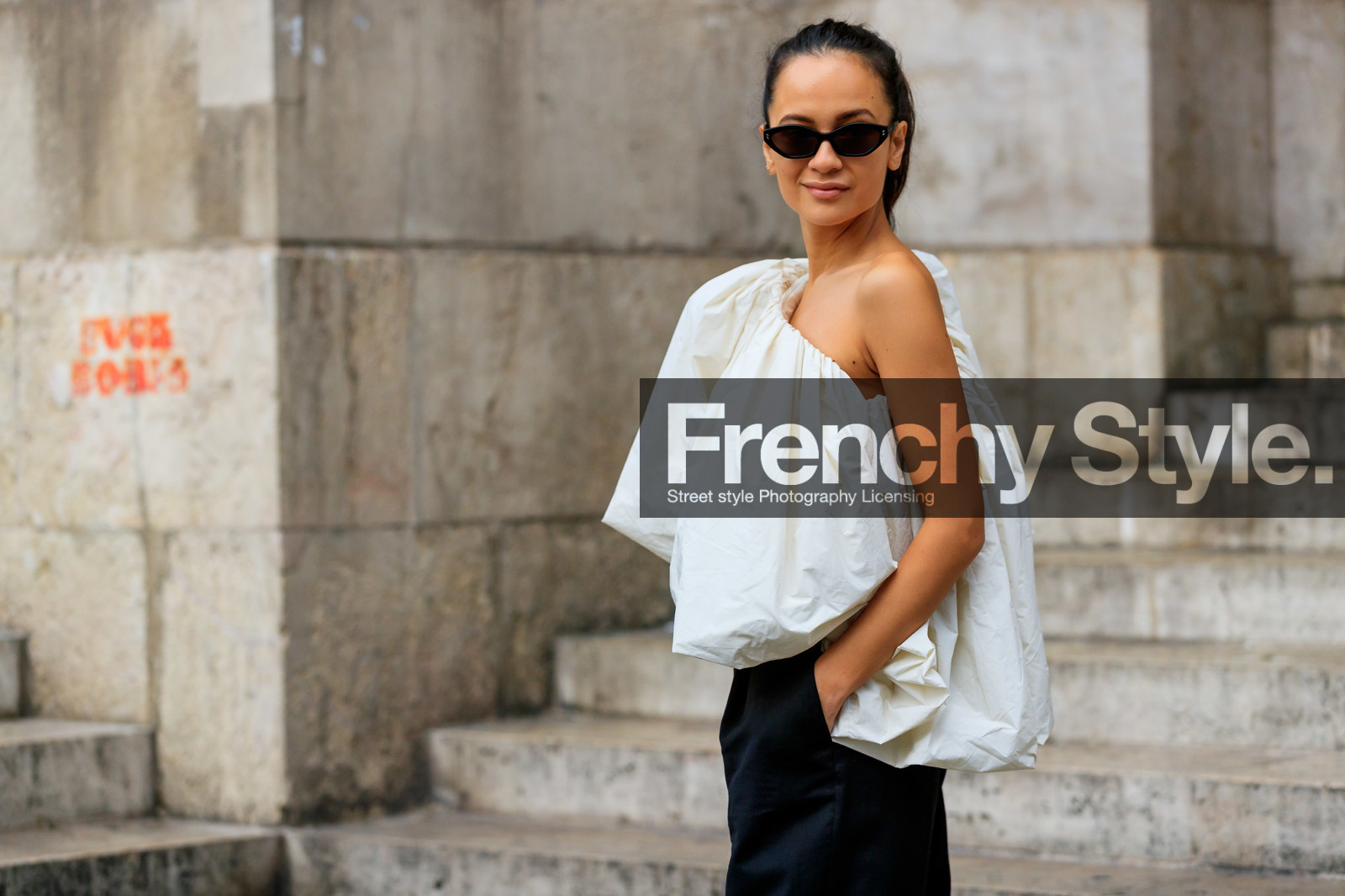 anna rosa vitiello, white top, white blouse, drape blouse, drape top, asymmetrical top, asymetrical blouse, black pants, black sunglasses, butterfly sunglasses, PARIS, PFW, SPRING SUMMER 2020, SS 20, fashion week, frenchystyle, FW, jonathan paciullo, street style, horizontal, atmosphere details, detail