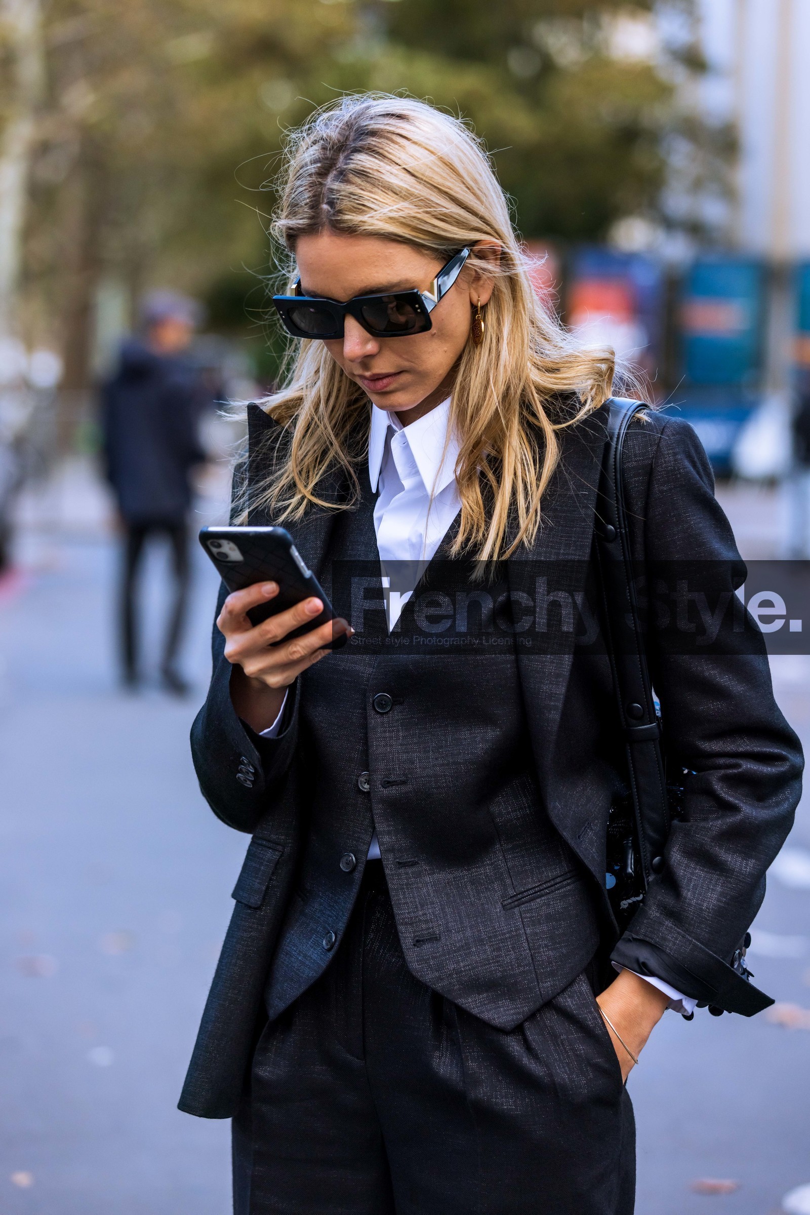 backpack, bag, black backpack, black bag, black skirt, blazer, leather backpack, leather bag, mini skirt, skirt, white blazer, fashion week, frenchystyle, FW, jonathan paciullo, street style, PFW, PARIS, SPRING SUMMER 2022, SS 22, vertical, atmosphere details