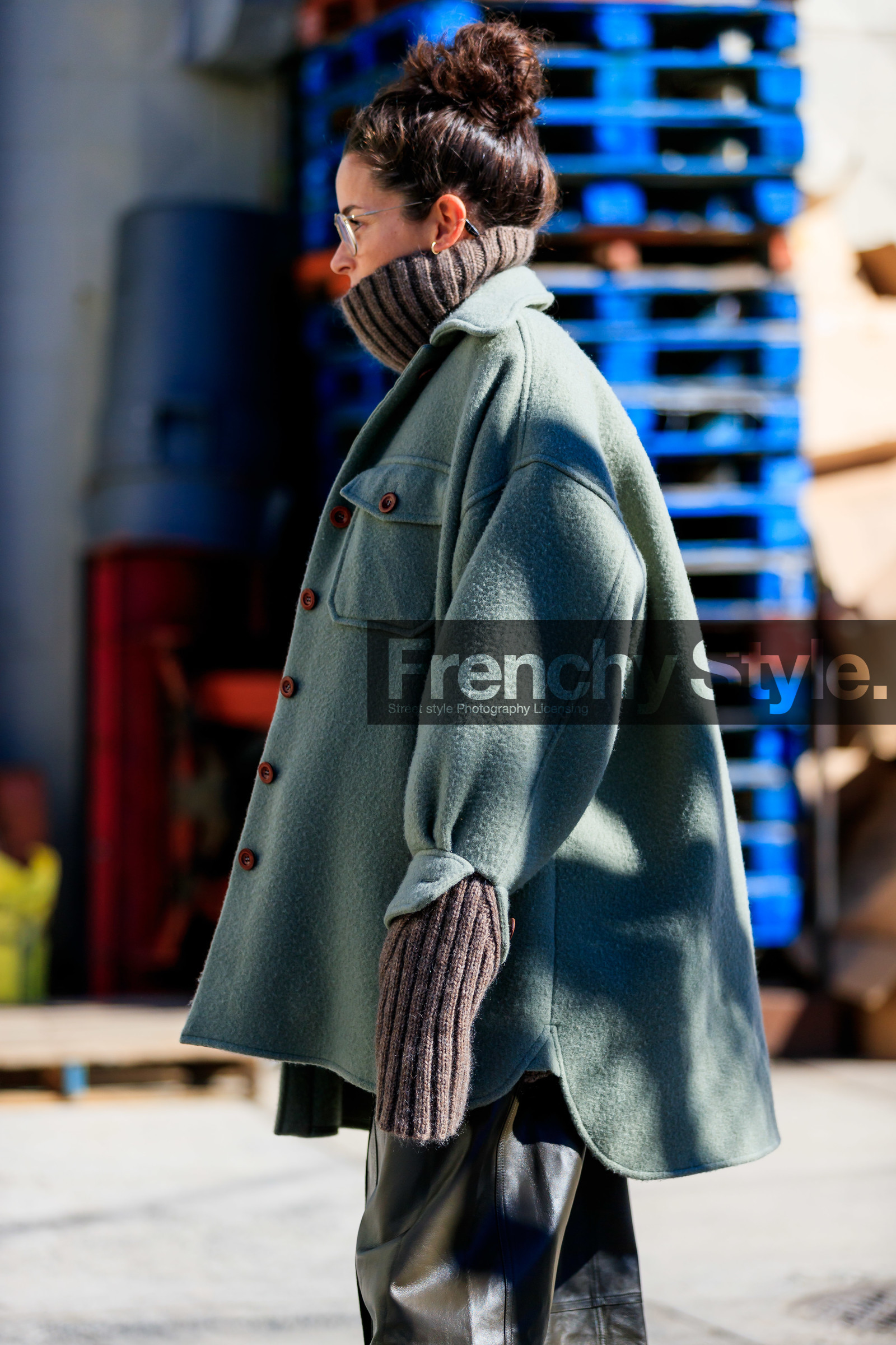 brown skirt, brown sweater, green jacket, leather skirt, Lucy Chadwick, turtleneck sweater, street style, jonathan paciullo, frenchystyle, NYFW, NEW YORK, AUTUMN WINTER 2019-2020, AW 19-20, FALL WINTER 2019-2020, FW 19-20, fashion week, FW, vertical, atmosphere details, detail