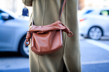 beige coat, brown bag, leather bag, loewe, fashion week, frenchystyle, FW, jonathan paciullo, street style, NYFW, NEW YORK, AUTUMN WINTER 2018-2019, AW 18-19, FALL WINTER 2018-2019, FW 18-19, atmosphere details, horizontal, detail