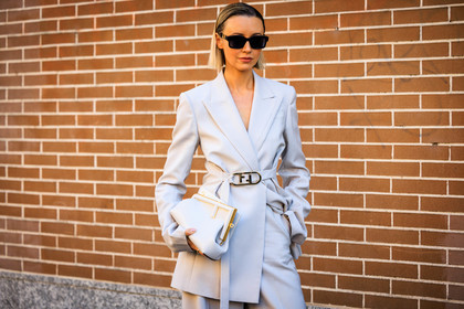 fendi blazer, ivory belted blazer, fendi pouch, white pouch, black sunglasses, ivory pants, short hair, nataly osmann, fashion week, frenchystyle, FW, jonathan paciullo, street style, MFW, MILAN, FALL WINTER 2022_2023, AUTUMN WINTER 2022-2023, FW 22-23, horizontal, atmosphere details