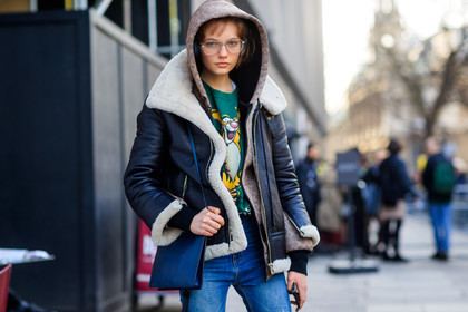 black bag, black jacket, blue denim, denim pants, green top, headphones, hoodie, jeans, leather bag, printed t shirt, shearling, trousers, fashion week, frenchystyle, FW, jonathan paciullo, street style, LFW, LONDON, AUTUMN WINTER 2018-2019, AW 18-19, FALL WINTER 2018-2019, FW 18-19, horizontal, atmosphere details, detail