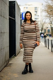 knitted dress, stripes dress, knitwear, brown dress, longdress, black bottines, lather bottines, model, street style, jonathan paciullo, FW, frenchystyle, fashion week, AUTUMN WINTER 2022-2023, FALL WINTER 2022_2023, FW 22-23, PFW, PARIS, full length, vertical