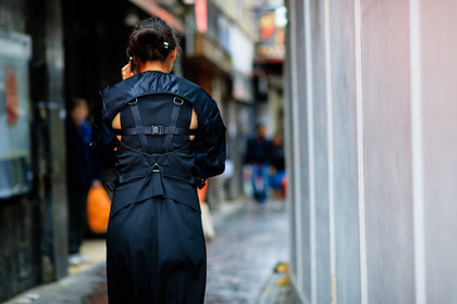 atmosphere details, back detail, black dress, detail, fashion week, frenchystyle, FW, horizontal, jonathan paciullo, LFW, LONDON, open work, SPRING SUMMER 2017, SS 17, street style, tone on tone, total look black, woman