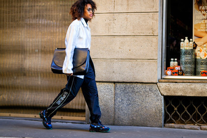 atmosphere details, AUTUMN WINTER 2017-2018, AW 17-18, black bag, black pants, black shoes, black sneakers, detail, FALL WINTER 2017-2018, fashion week, frenchystyle, FW, FW 17-18, horizontal, jan-michael quammie, jonathan paciullo, leather bag, leather shoes, MFW, MILAN, street style, sunglasses, supreme, sweatpants, trousers, white shirt