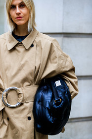 beige coat, black bag, leather bag, linda tol, maison martin margiela, trench coat, street style, jonathan paciullo, FW, frenchystyle, fashion week, LFW, LONDON, AUTUMN WINTER 2019-2020, AW 19-20, FW 19-20, FALL WINTER 2019-2020, vertical, atmosphere details, detail