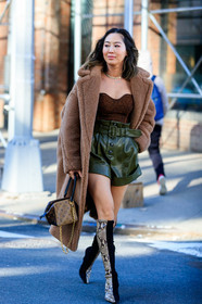 aimee song, leather shorts, kaki shorts, high waist shorts, belted shorts, lurex top, strapless top, beige coat, fur coat, high boots, black suede boots, animal skin boots, beige leather bag, monogrammed bag, hand bag, louis vuitton bag, brown leather bag, golden chain strap bag, bicolor boots, fashion week, frenchystyle, FW, jonathan paciullo, street style, AUTUMN WINTER 2020-2021, FALL WINTER 2020-2021, FW 20-21, vertical, full length, NYFW, NEW YORK