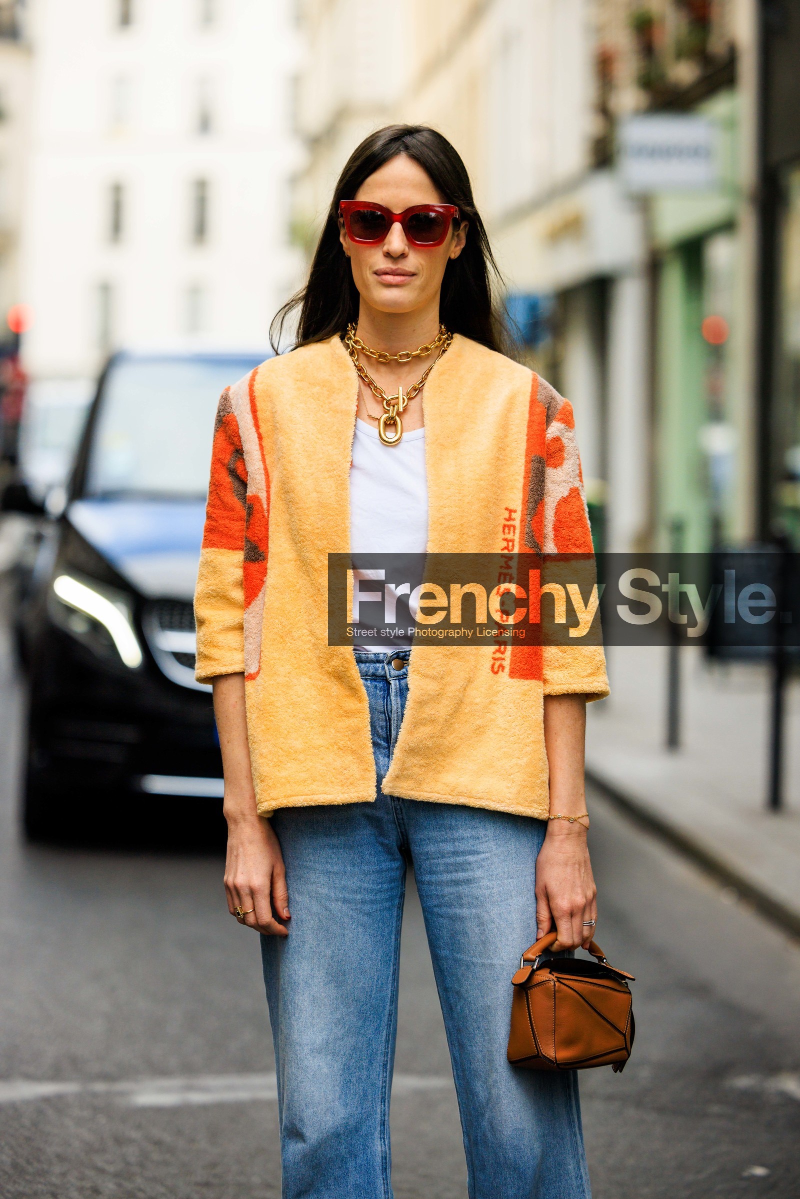 red sunglasses, orange blazer, white tshirt, golden neckla ce, low rise jeans, loewe bag, brown bag, astrid boutrot, street style, jonathan paciullo, FW, frenchystyle, fashion week, AUTUMN WINTER 2022-2023, FALL WINTER 2022_2023, FW 22-23, PFW, PARIS, vertical, detail