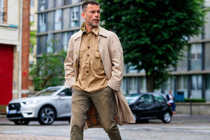 beige trench coat, beige shirt, beige total look, kaki pants, burberry trench coat, fashion week, frenchystyle, FW, jonathan paciullo, street style, PFW, PARIS, SPRING SUMMER 2022, SS 22, horizontal, atmosphere details, detail