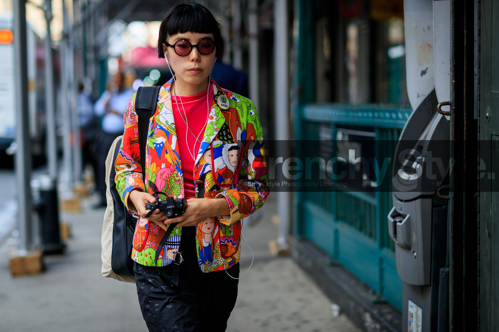 atmosphere details, blazer, camera, cartoon, detail, drawings, fashion week, frenchystyle, FW, graphic jacket, horizontal, jonathan paciullo, leather bag, multicolor jacket, NEW YORK, NYFW, printed jacket, red jacket, red t shirt, SPRING SUMMER 2018, SS 18, street style, sunglasses