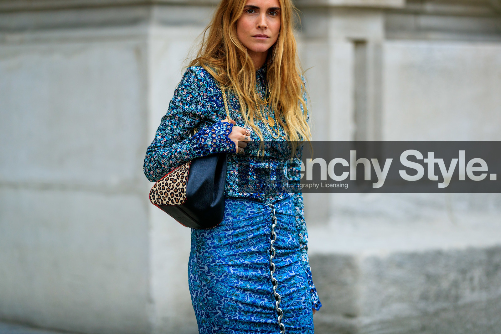 animal print, black bag, blanca miro scrimieri, blue shirt, blue skirt, floral, flowers, graphic bag, graphic skirt, leather bag, leopard, necklace, printed bag, printed shirt, printed skirt, ruffled skirt, PARIS, PFW, street style, jonathan paciullo, FW, frenchystyle, fashion week, AUTUMN WINTER 2019-2020, AW 19-20, FALL WINTER 2019-2020, FW 19-20, horizontal, atmosphere details, detail