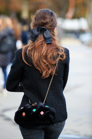 sylvia haghjoo, back details, bag detail, chanel bag, chanel jacket, black bag, black jacket, tweed jacket, velvet bag, crossbody bag, golden chain strap bag, stone bag details, pearl detail, pearl detail, pearl pin, hair clip, hair details, chanel hair clip, knot details, PARIS, PFW, fashion week, frenchystyle, FW, jonathan paciullo, street style, SPRING SUMMER 2021, SS 21, vertical, atmosphere details, detail