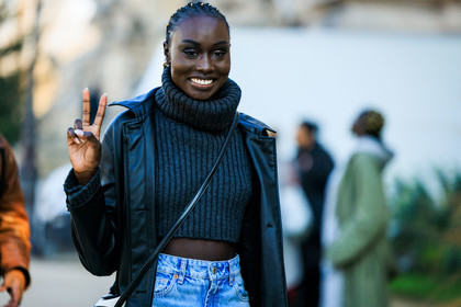 grey jumper, knitted jumper, knitwear, model, peace, classic jeans, model, braided hair, crossbody bag, fashion week, frenchystyle, FW, jonathan paciullo, street style, PARIS, PFW, SPRING SUMMER 2022, SS 22, atmosphere details, detail, horizontal