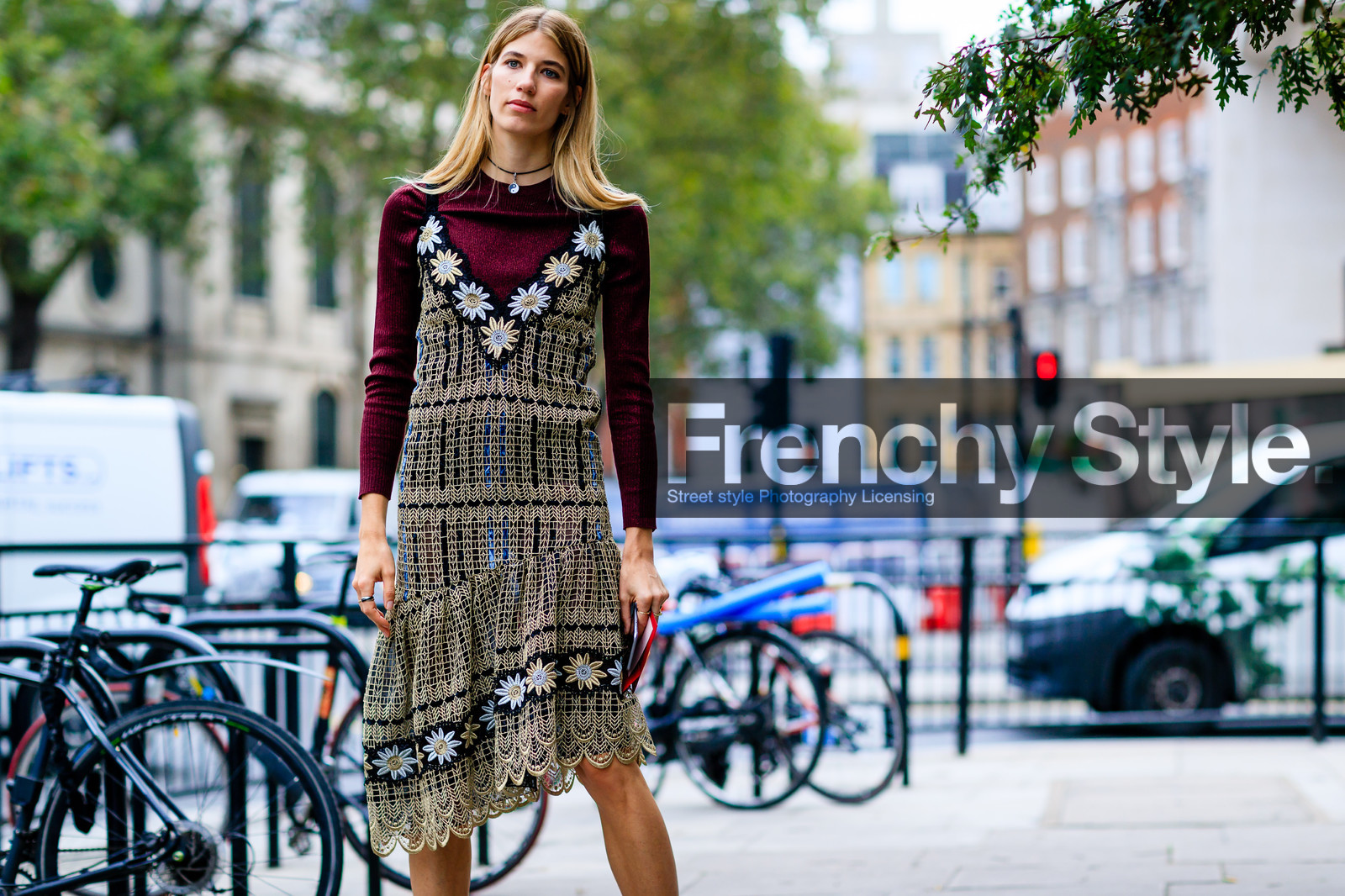atmosphere details, beige dress, bordeaux, burgundy, detail, embroidered dress, fashion week, floral, flower, frenchystyle, FW, horizontal, jonathan paciullo, LFW, LONDON, red sweater, SPRING SUMMER 2017, SS 17, street style, veronika heilbrunner, woman