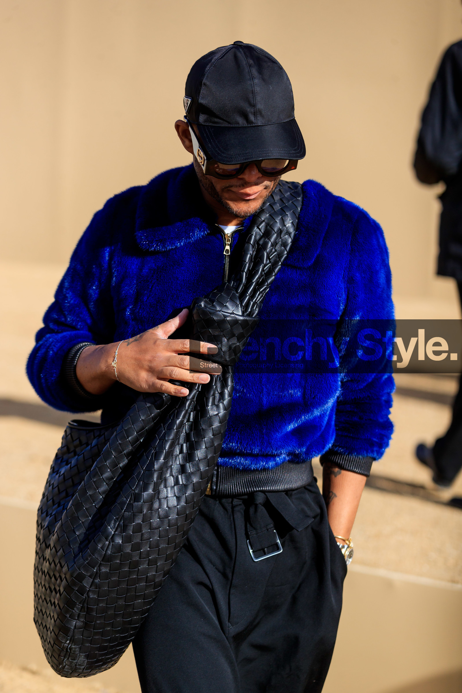 black cap, black pants, black leather bag, blue coat, blue bombers, fur bombers, fur coat, zipped coat, bottega veneta bag, crossbody bag, plaited bag, plaited leather bag, prada hat, gucci sunglasses, round shape sunglasses, fashion week, frenchystyle, FW, jonathan paciullo, street style, PFW, PARIS, AUTUMN WINTER 2020-2021, FALL WINTER 2020-2021, FW 20-21, vertical, atmosphere details, detail