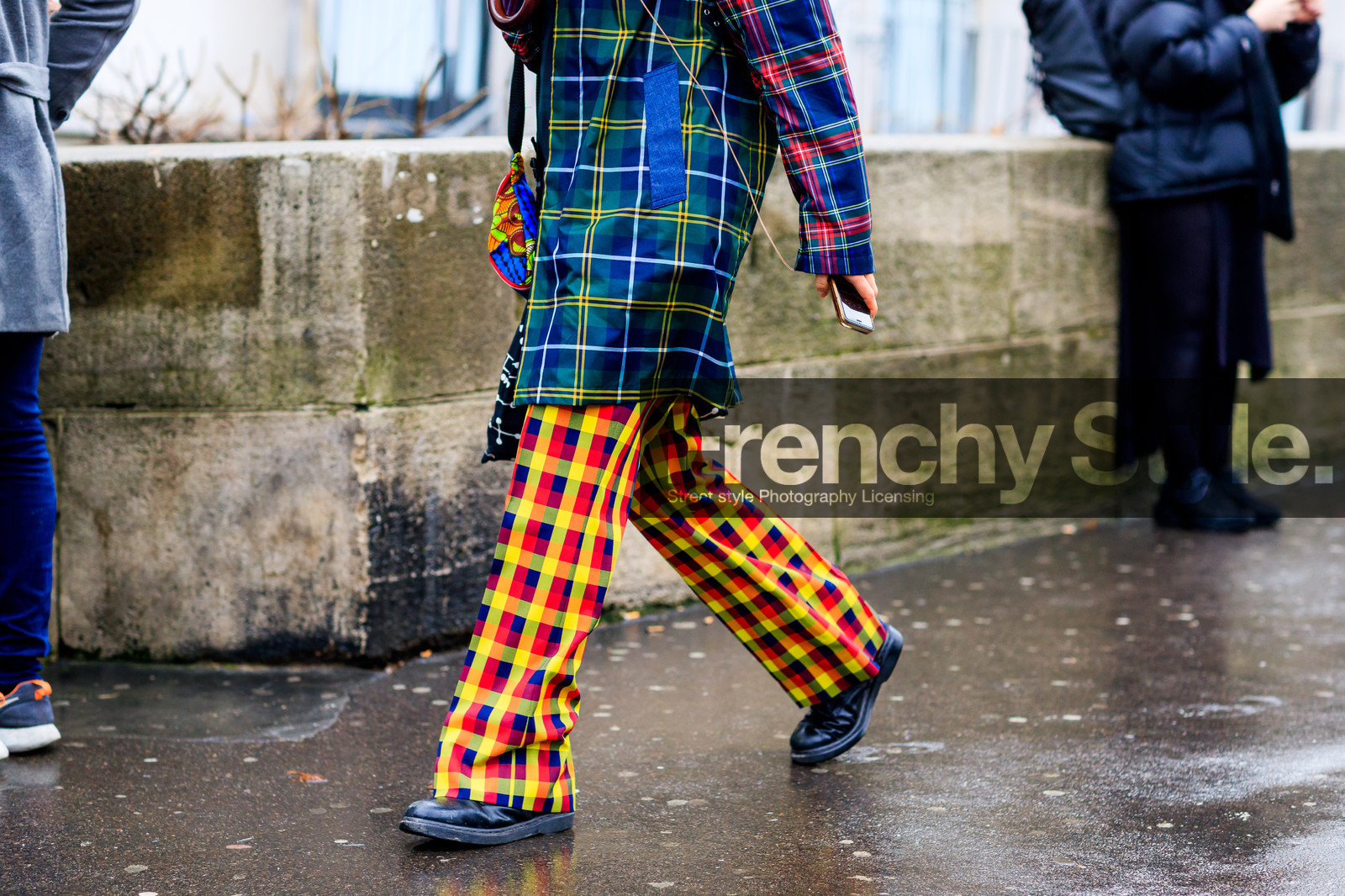 atmosphere details, AUTUMN WINTER 2017-2018, AW 17-18, black bag, black shoes, blue jacket, checked jacket, checked pants, detail, FALL WINTER 2017-2018, fashion week, frenchystyle, FW, FW 17-18, graphic jacket, graphic pants, graphic shirt, green jacket, horizontal, jonathan paciullo, leather shoes, multicolor bag, PARIS, PFW, plaid, printed jacket, printed pants, street style, tartan, trousers, yellow pants: