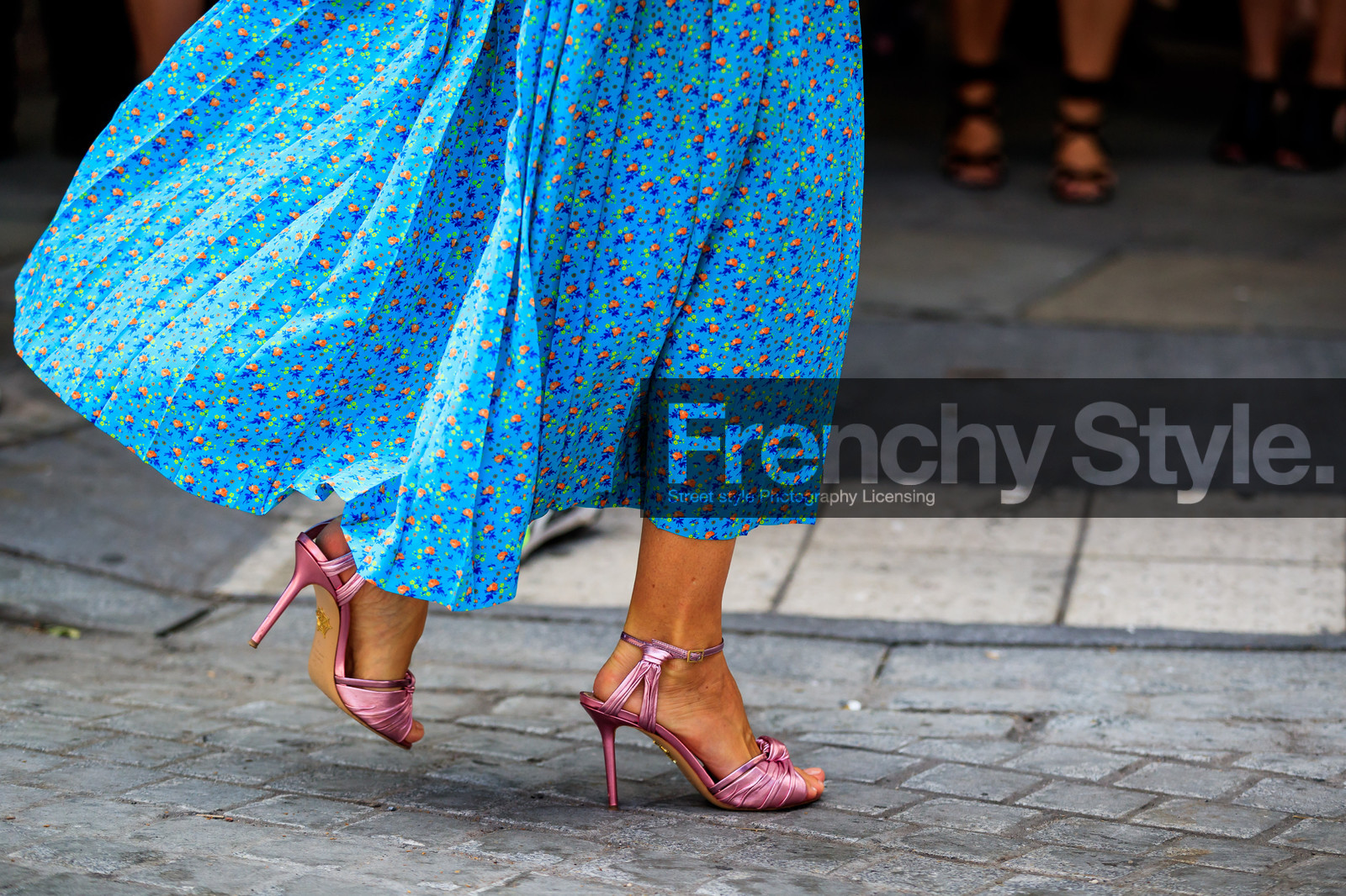 atmosphere details, blue dress, detail, fashion week, frenchystyle, FW, high heels, horizontal, jonathan paciullo, leather shoes, long dress, NEW YORK, NYFW, pink shoes, pleats, printed dress, SPRING SUMMER 2018, SS 18, street style