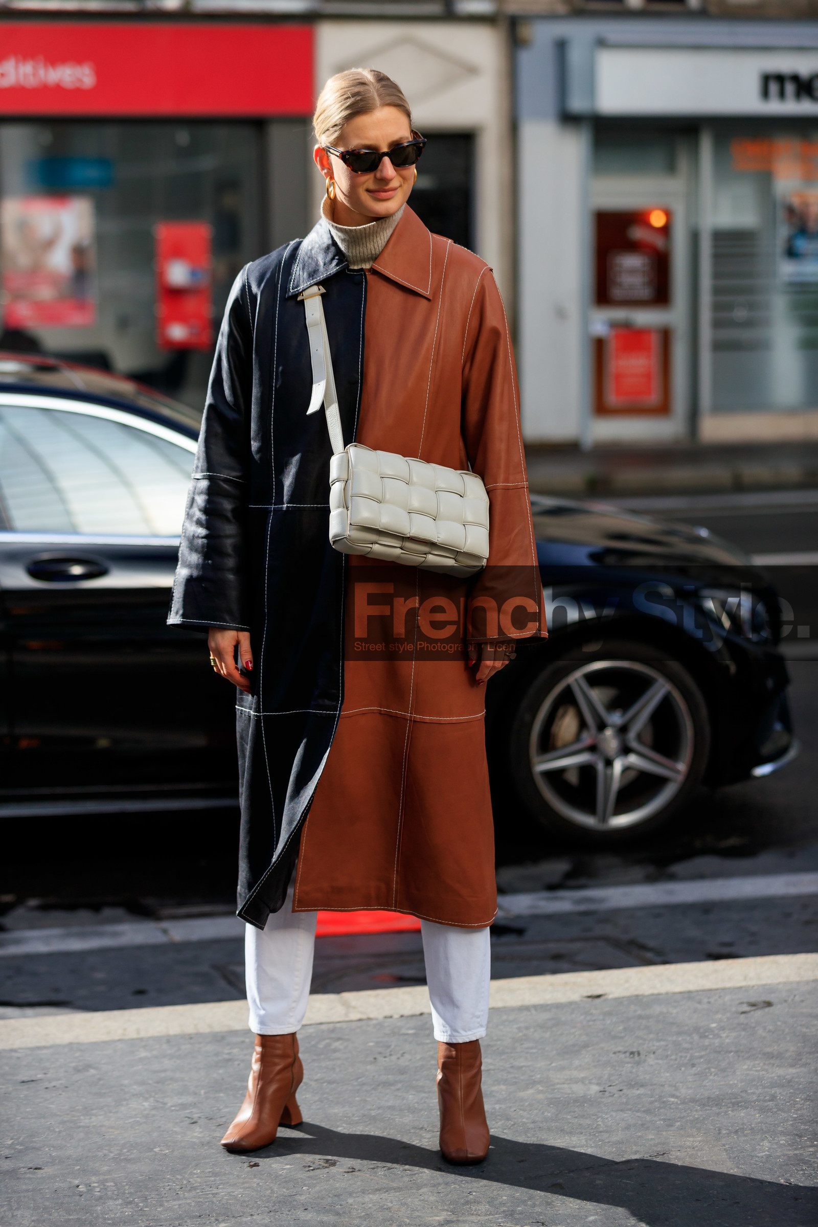 black leather trench coat, black leather jacket, camel leather jacket, camel leather trench coat, bicolor jacket, bicolor trench coat, crossbody bag, white leather bag, plaited bag, bottega veneta bag, scale sunglasses, butterfly sunglasses, golden earrings, hoop earrings, beige pullover, turtleneck pullover, camel leather boots, high heels boots, white jeans, denim, long jacket, fashion week, frenchystyle, FW, jonathan paciullo, street style, PFW, PARIS, AUTUMN WINTER 2020-2021, FALL WINTER 2020-2021, FW 20-21, vertical, full length