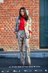 AUTUMN WINTER 2017-2018, AW 17-18, beige jacket, beige pants, blazer, FALL WINTER 2017-2018, fashion week, floral, flower, frenchystyle, full length, FW, FW 17-18, gucci, high heels, jonathan paciullo, leather shoes, MFW, MILAN, nude shoes, printed jacket, printed pants, printed shirt, printed suit, red shirt, rings, street style, sunglasses, tina leung, trousers, vertical