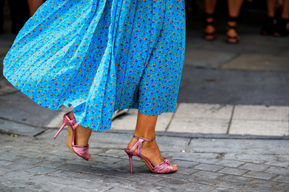 atmosphere details, blue dress, detail, fashion week, frenchystyle, FW, high heels, horizontal, jonathan paciullo, leather shoes, long dress, NEW YORK, NYFW, pink shoes, pleats, printed dress, SPRING SUMMER 2018, SS 18, street style