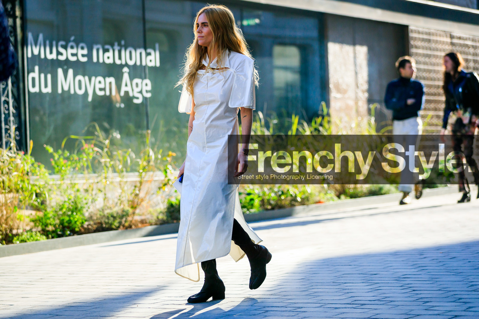 black shoes, blanca miro scrimieri, cut out, high boots, leather shoes, maison martin margiela, tabi shoes, white dress, PARIS, PFW, street style, jonathan paciullo, FW, frenchystyle, fashion week, AUTUMN WINTER 2019-2020, AW 19-20, FALL WINTER 2019-2020, FW 19-20, horizontal, atmosphere details, full length