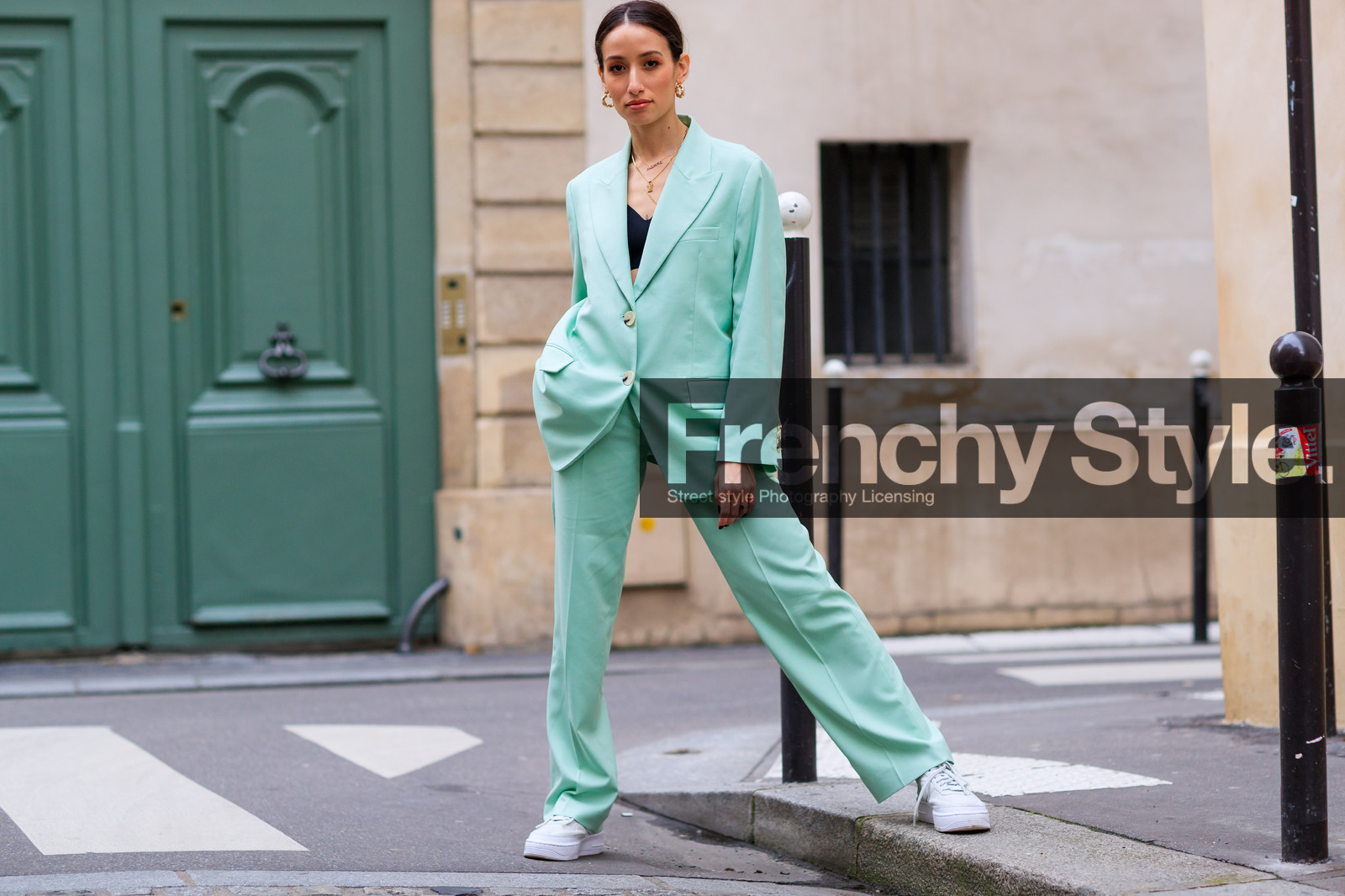 green jacket, green pants, green suit, leather shoes, necklace, trousers, white sneakers, street style, jonathan paciullo, FW, frenchystyle, fashion week, PFW, PARIS, AUTUMN WINTER 2018-2019, FALL WINTER 2018-2019, FW 18-19, horizontal, atmosphere details, full length