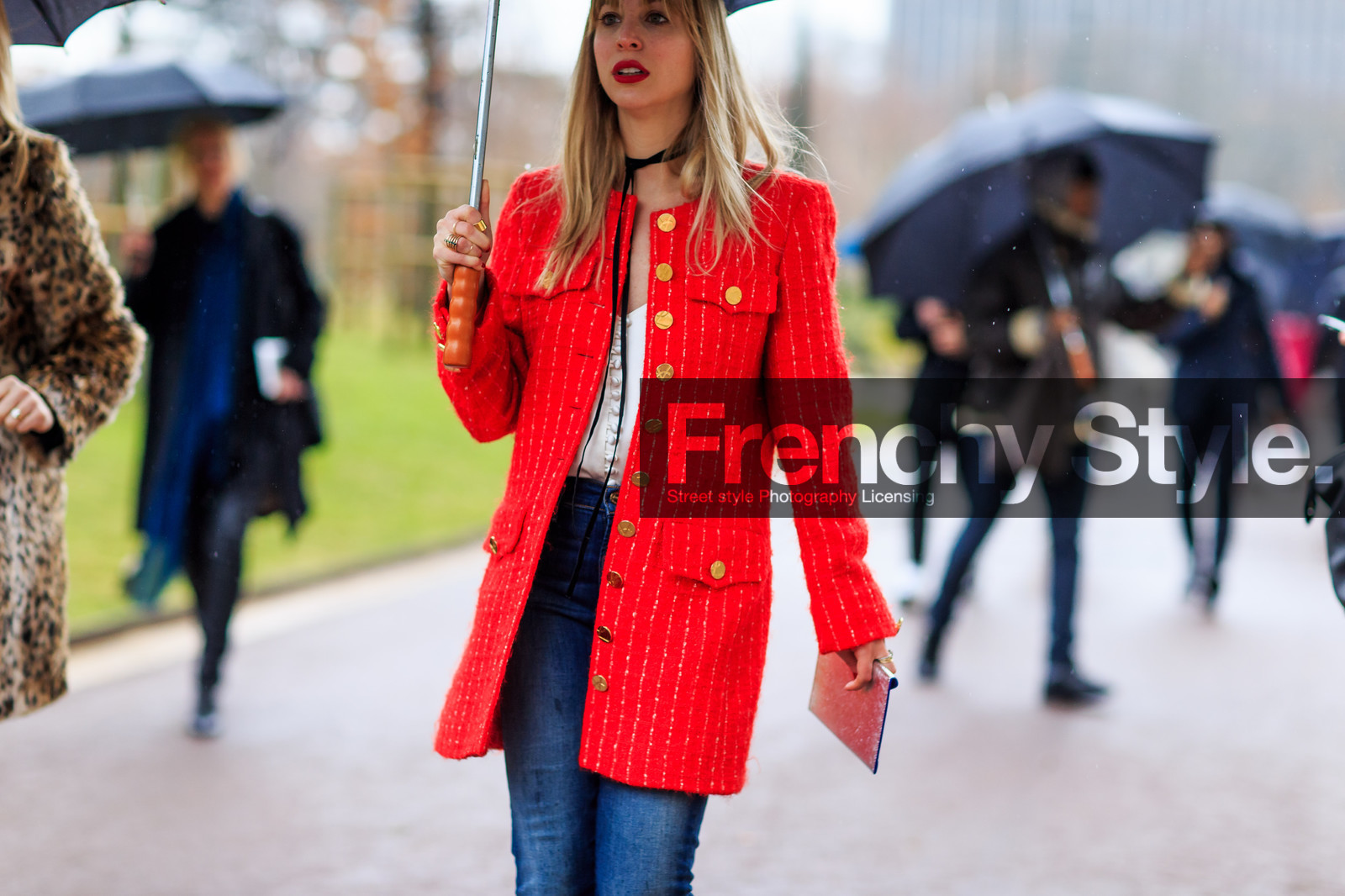 atmosphere details, AUTUMN WINTER 2016-2017, AW 16-17, blue denim, choker, denim pants, detail, FALL WINTER 2016-2017, fashion week, frenchystyle, FW, FW 16-17, horizontal, jeans, jonathan paciullo, necklace, PARIS, PFW, red jacket, street style, trousers, tweed jacket, umbrella