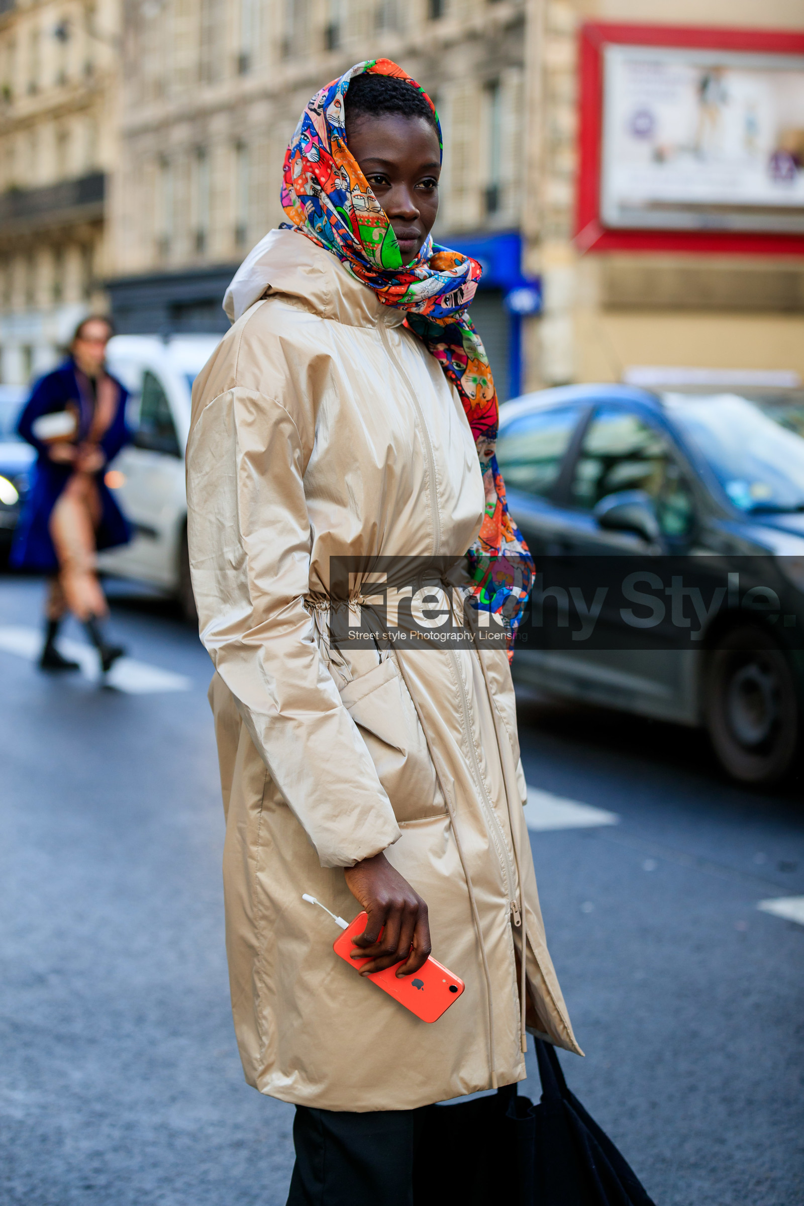 model, hair scarf, multicolor scarf, printed scarf, iphone, satin coat, long coat, belted coat, golden coat, fashion week, frenchystyle, FW, jonathan paciullo, street style, PFW, PARIS, AUTUMN WINTER 2020-2021, FALL WINTER 2020-2021, FW 20-21, vertical, atmosphere details, detail