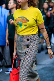 atmosphere details, brown skirt, checked skirt, detail, fashion week, frenchystyle, FW, houndstooth pattern, jonathan paciullo, leather bag, NEW YORK, NYFW, printed t shirt, red bag, SPRING SUMMER 2018, SS 18, street style, vertical, yellow t shirt