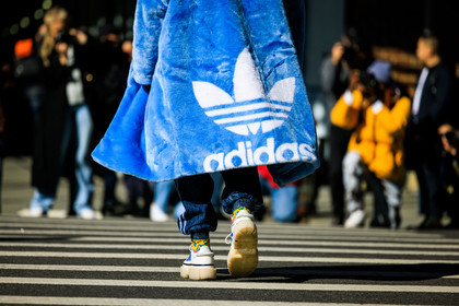 blue furry adidas coat, adidas logo, white sneakers, details, fashion week, frenchystyle, FW, jonathan paciullo, street style, NYFW, NEW YORK, AUTUMN WINTER 2022-2023, FALL WINTER 2022_2023, FW 22-23, atmosphere details, horizontal